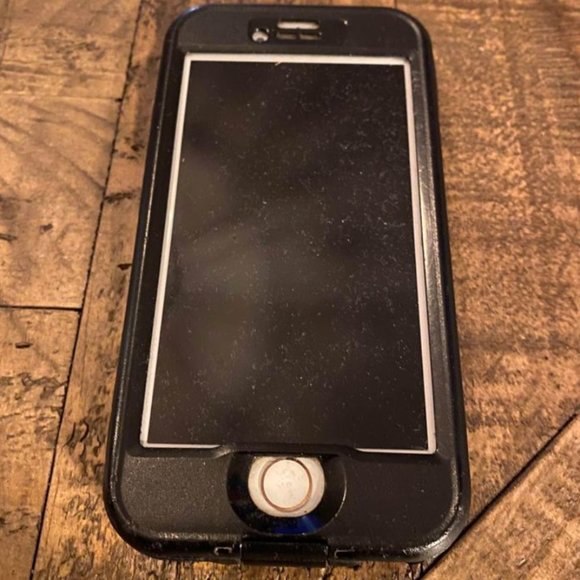 (2) iPhones: (1) Silver 5s, & (1) Rose Gold 9 - Picture 6 of 6